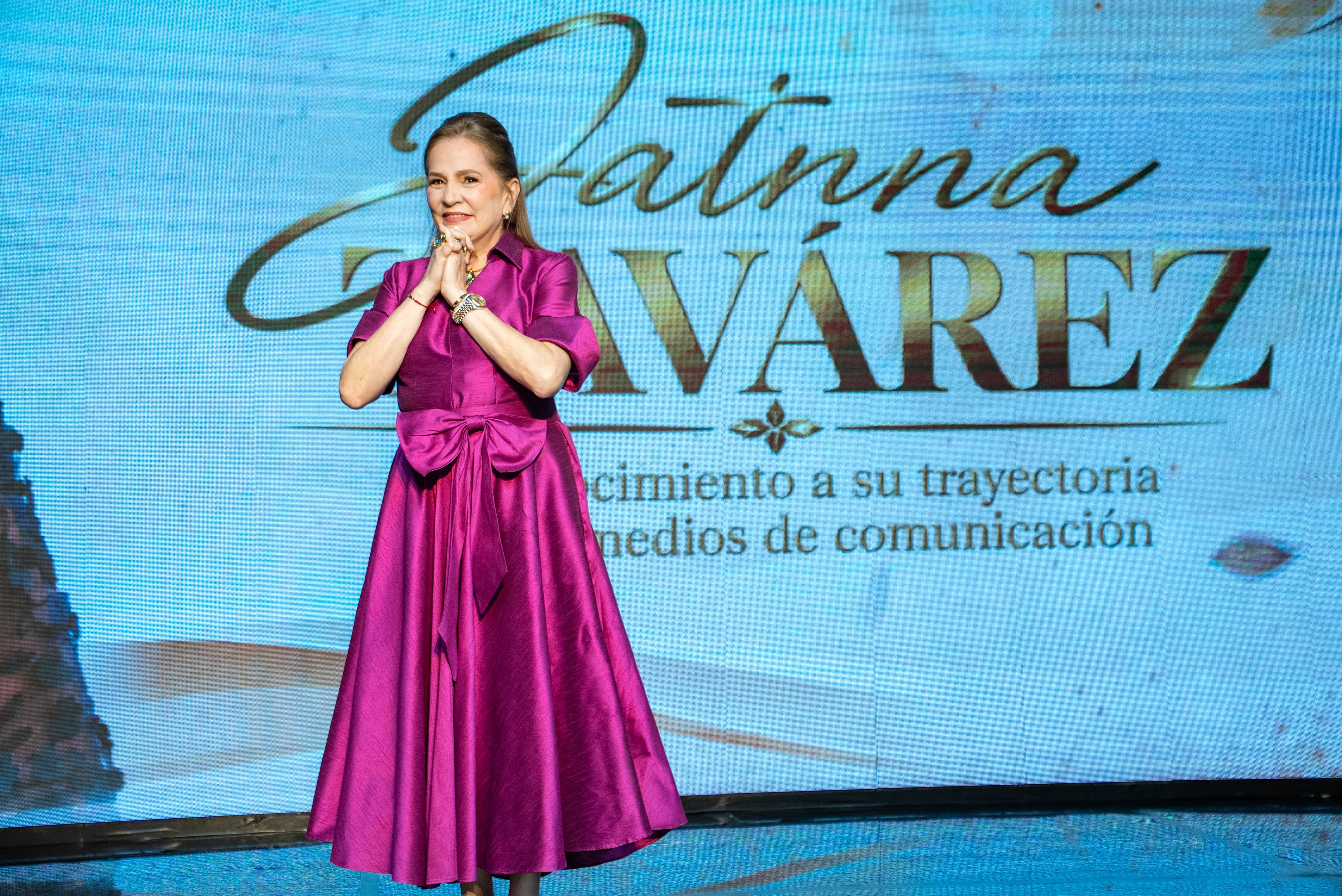 9 Reconocimiento a Jatnna Tavarez por su trayectoria en los medios de comunicacion