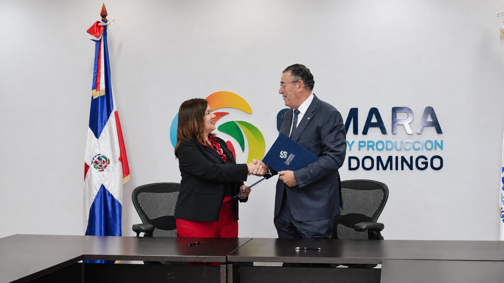 Foto Principal Sra Lucile Houellemont presidenta de la Camara de Santo Domingo y Juan Manuel Martin de Oliva Presidente del Cluster Turistico de Santo Domingo